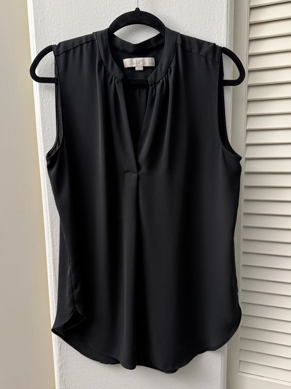 LOFT Black Sleeveless Pleated V-Neck Camisole